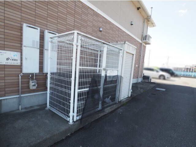 物件外観写真2　(敷地内ゴミ置き場)