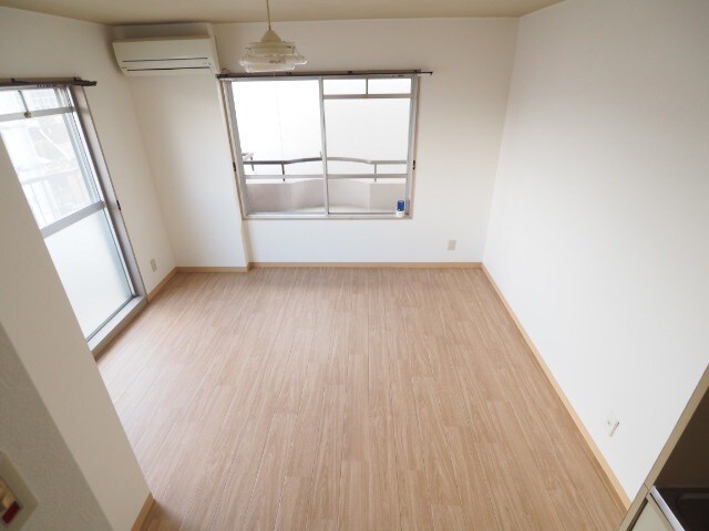 物件内観写真5　(広々した室内です)