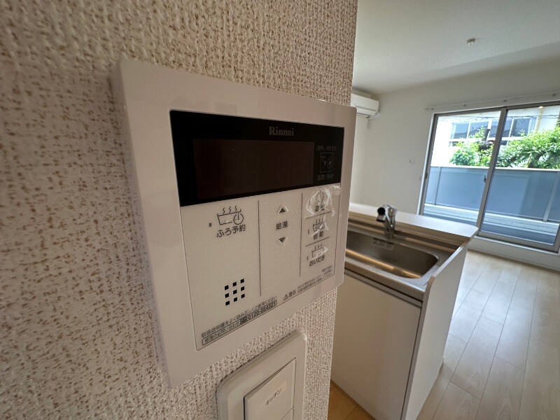 物件内観写真23　(給湯機リモコン)