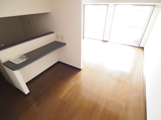 物件内観写真5　(日当たり良好リビング)