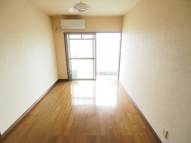 物件内観写真5　(広々した室内です)