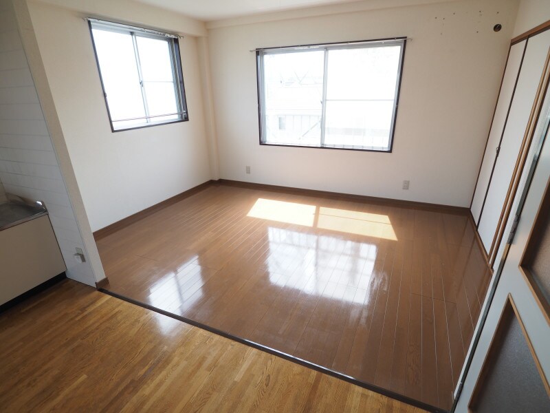 物件内観写真16　(和室を洋室に変更済)