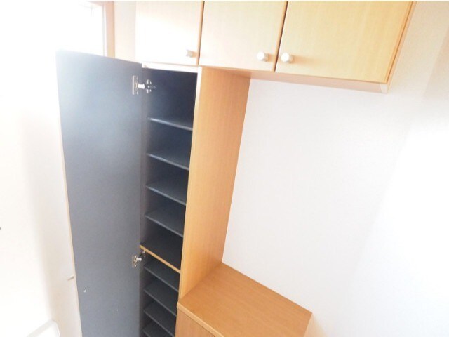 物件内観写真15　(玄関収納)