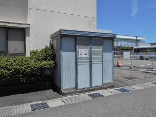 物件外観写真2　(敷地内にゴミステーションがござ)