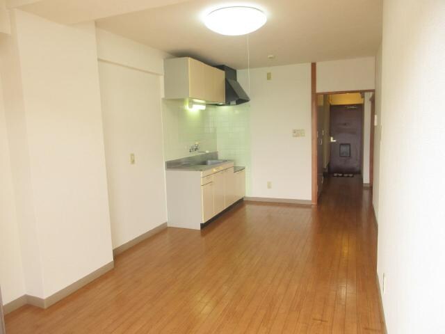 物件内観写真8　(9帖の明るいリビングです)