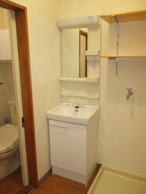 物件内観写真15　(独立洗面台で身支度がスムーズで)