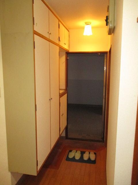 物件内観写真16　(収納たっぷりの玄関です☆)