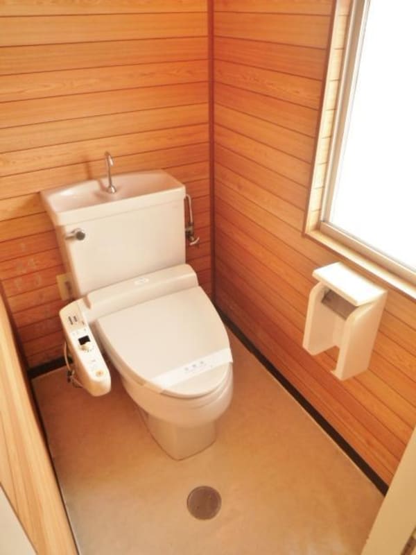 トイレ(トイレも窓付きで換気に便利！！)