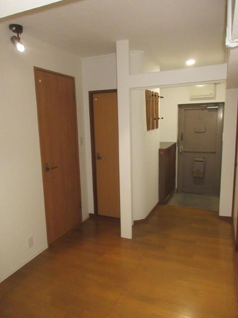 物件内観写真16　(各部屋に繋がるホールです)