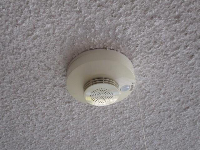 物件内観写真16　(もしもの時の備え。火災報知器で)