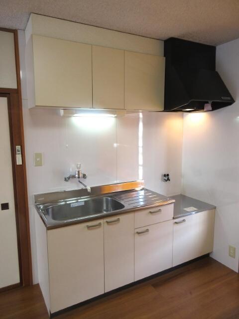 物件内観写真23　(ライト付きのレンジフードが嬉し)