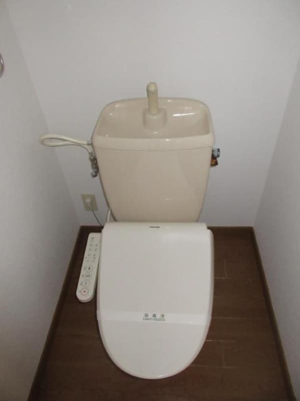 居室(温水洗浄暖房便座搭載のトイレで)
