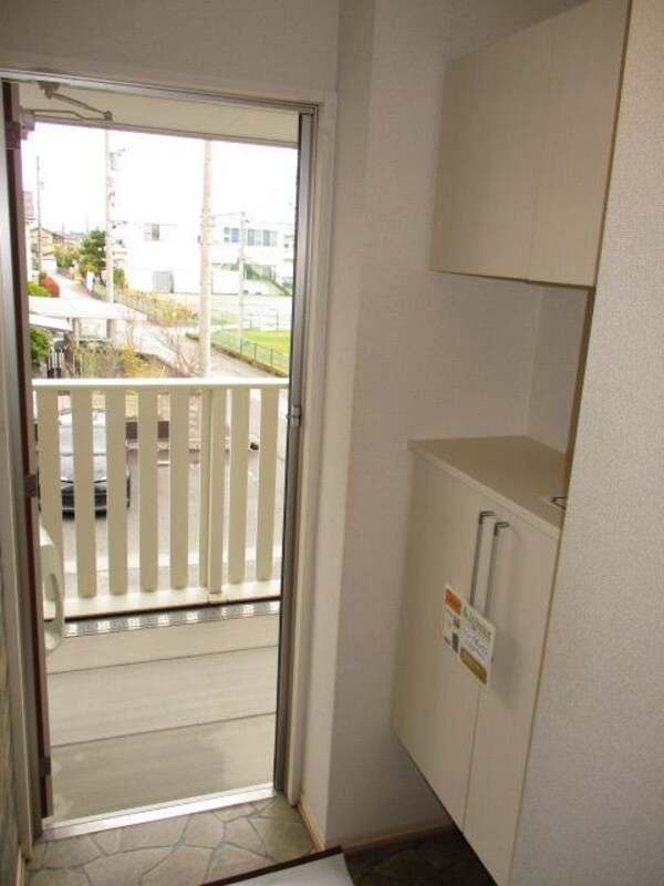 居室(シューズボックス付きの玄関です)