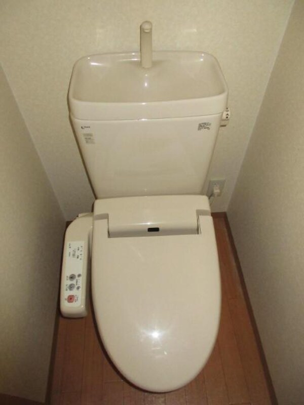 居室(温水洗浄便座搭載のトイレです☆)