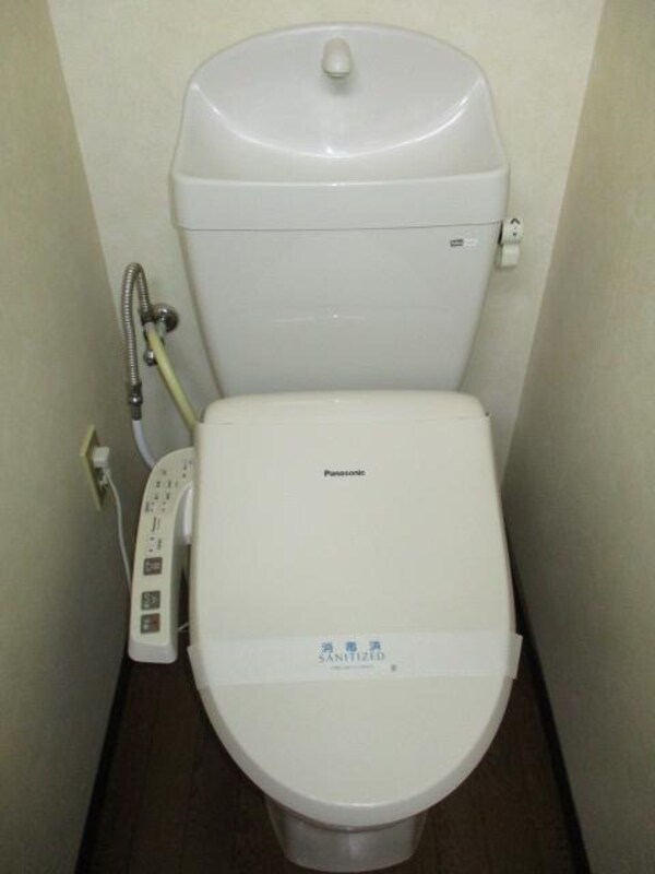居室(温水洗浄便座搭載のトイレです☆)