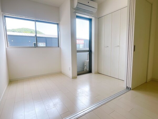 寝室(写真は反転タイプのお部屋です)
