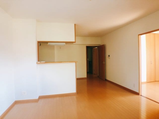 物件内観写真3　(12.3帖のリビング)