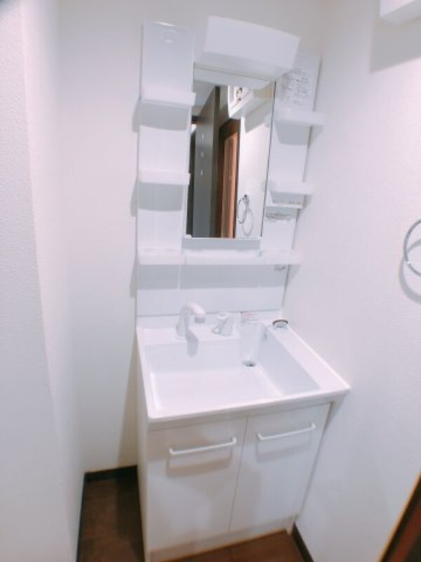 独立洗面台(反転タイプモデルルームの写真です♪)
