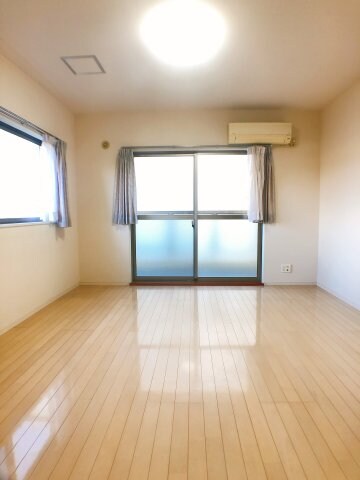 物件内観写真5　(照明付きのリビング★写真は205号室の写真です★)