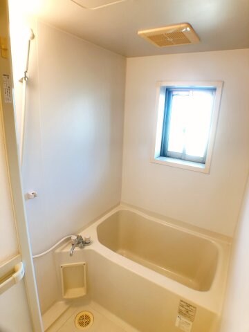 物件内観写真11　(日々の疲れを癒すバスルーム★換気のできる窓付き★写真は205)