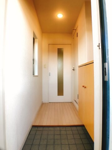 物件内観写真17　(明るい玄関にはシューズクローク付き★写真は205号室の写真で)