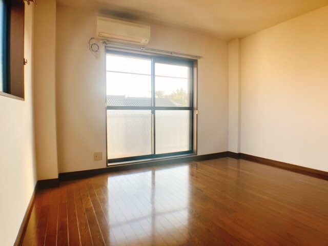物件内観写真3　(明るいリビングにはエアコン付き★)