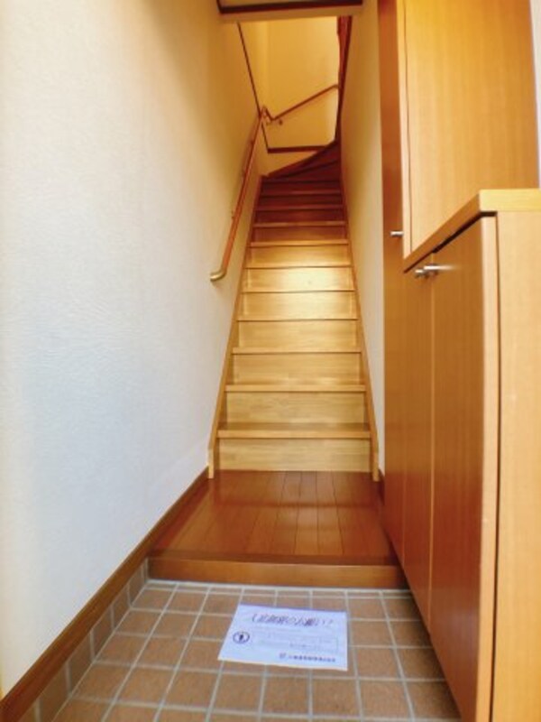 玄関(階段上がってお部屋です☆)