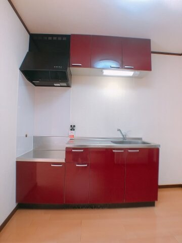 物件内観写真6　(かわいい赤色のキッチン♪)