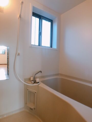 物件内観写真10　(換気もできる窓付きのお風呂♪)