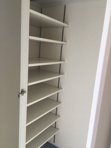 物件内観写真7　(大容量のシューズクローク、コートを掛けるところもあります。)