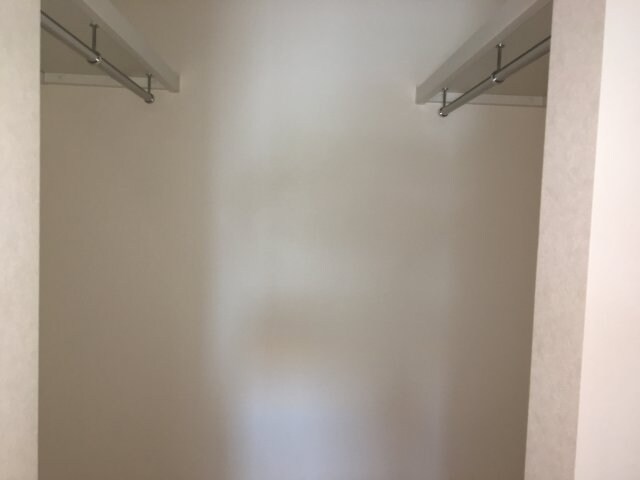 物件内観写真13　(ウオークインクローゼット内部)