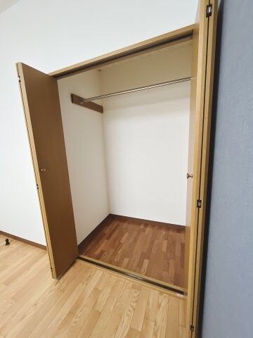 物件内観写真4　(洋室はクローゼットもついています)