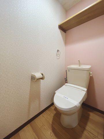 物件内観写真8　(トイレ。棚付き。)