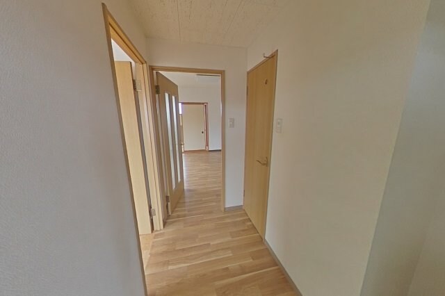 物件内観写真10　(玄関からの動線)