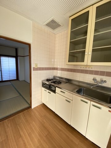 物件内観写真3　(調理スペースも収納も完備)
