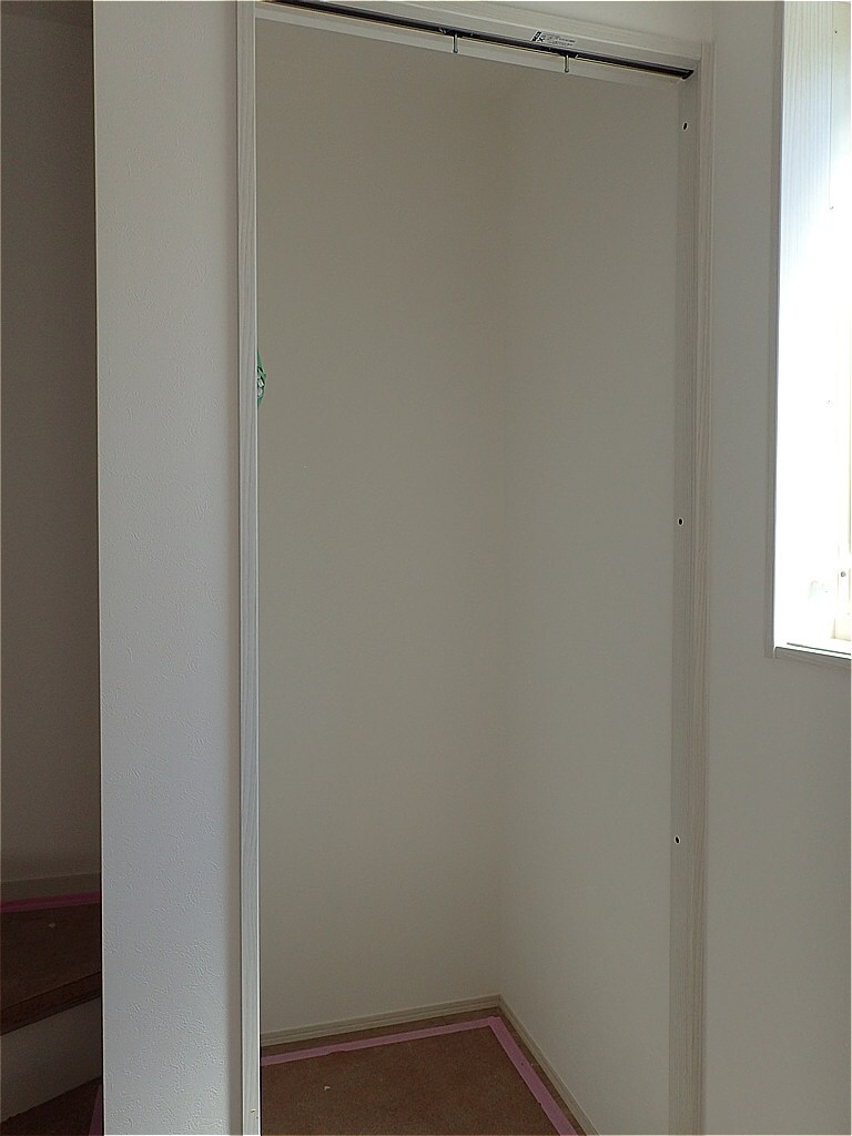 物件内観写真5　(玄関周りの収納は充実)