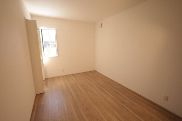 寝室(主寝室は東向きに窓があり朝日が差しこみます！)