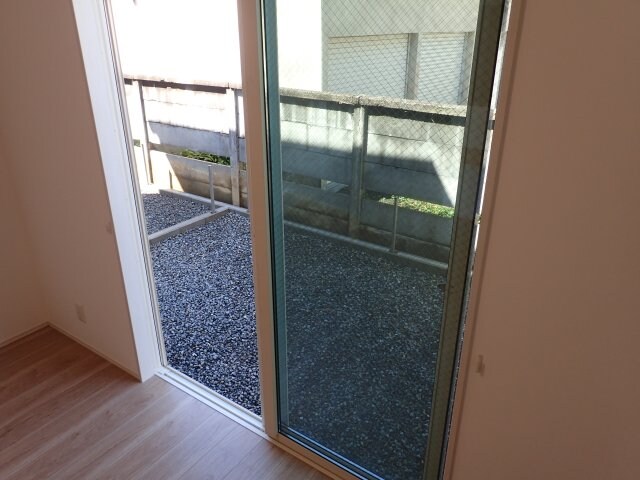 物件内観写真23　(フェンスがある専用庭があります！けやき通りの緑がきれいです✨)