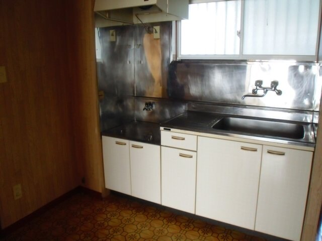 物件内観写真6　(お湯は電気温水器、煮炊きはガスです)