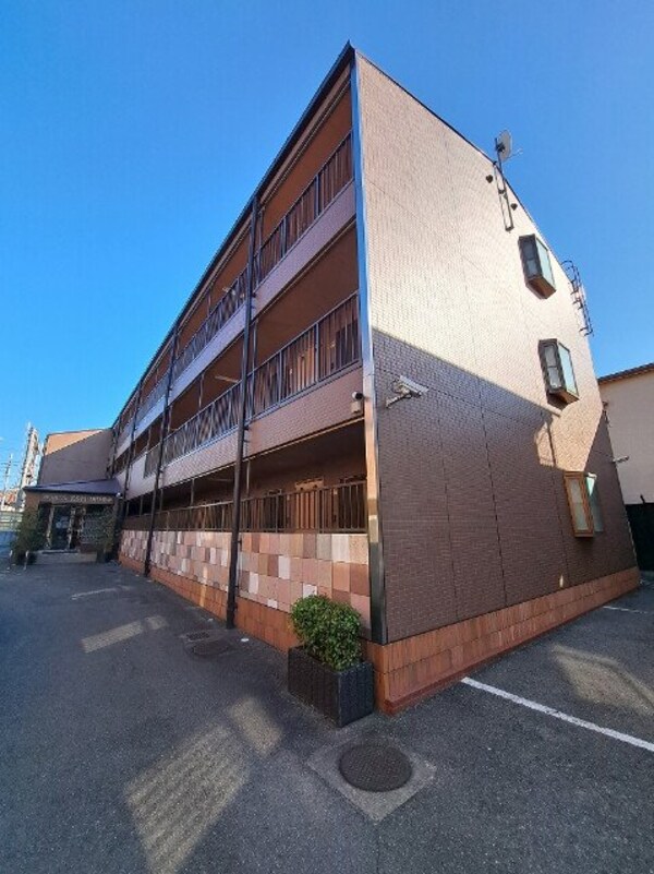 建物外観(地上3階建て♪)
