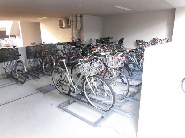 ロビー(屋根付き駐輪場♪)