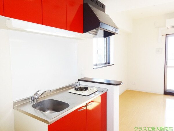 キッチン(赤色のキッチンは可愛いですね♪)