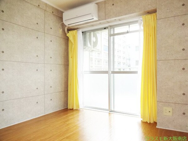 居室・リビング(窓を開けると涼しい風を取り込めます☆)