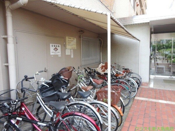 屋根あり駐輪所で自転車が濡れません♪