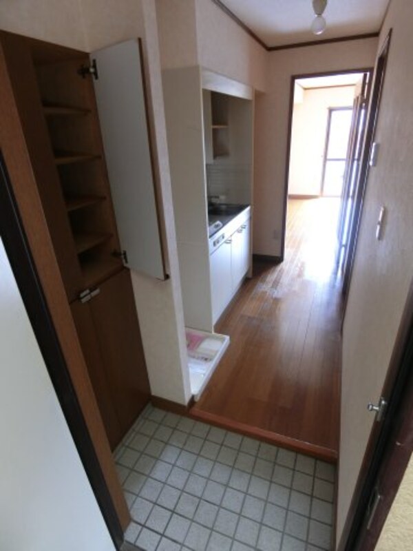 玄関(他のお部屋の参考写真となります。)