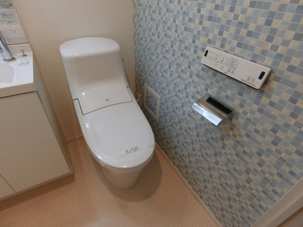 トイレ(他のお部屋の参考写真となります。)