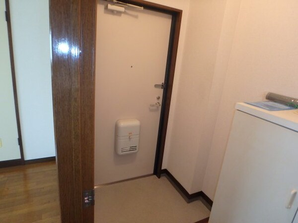 玄関(他のお部屋の参考写真となります。)