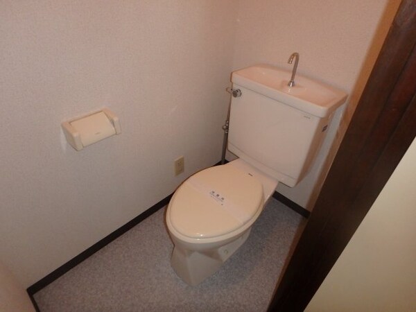 トイレ(他のお部屋の参考写真となります。)