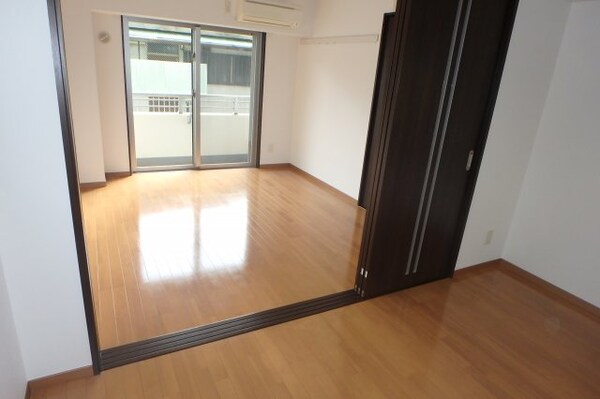 洋室(反転のお部屋の参考写真となります。)