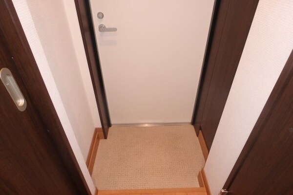 玄関(反転のお部屋の参考写真となります。)